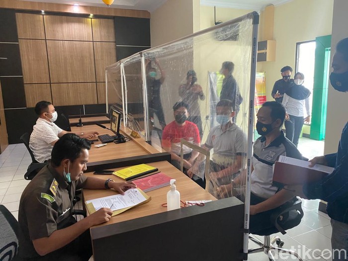 Satreskrim Polres Boalemo serahkan berkas perkara ke Kejari (Ajis Khalid/detikcom)