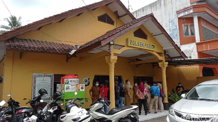 Sejumlah nakes datangi Mapolsek Parigi, Pangandaran.