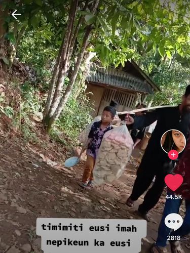 Seserahan ala Sunda, Bawa Pisang, Kerupuk sampai Rengginang Pakai Pikulan