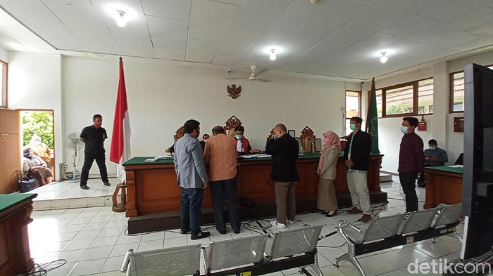 Sidang anak gugat ayah kandung di Bandung.