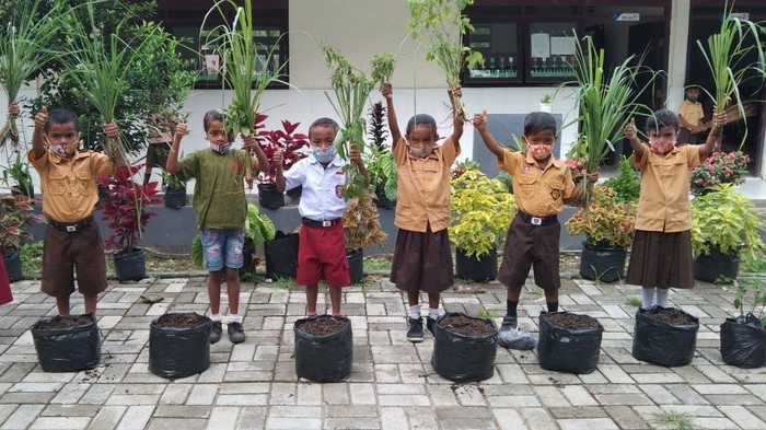 Siswa SD di NTT Lakukan Penghijauan Sejak Dini Sejumlah siswa mengikuti Gerakan Penghijauan Indonesia dengan melakukan penanaman pohon di lingkungan sekitar SDN Sonranen Amarasi Selatan, Nusa Tenggara Timur, Selasa (26/1/2021).