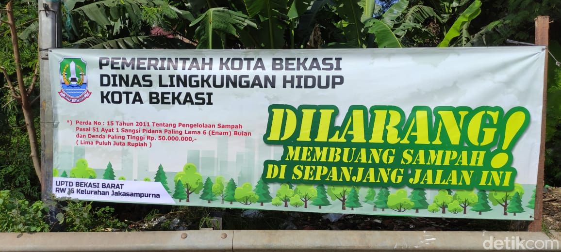 Spandung di Jl Akses Tol Kalimalang, jelang Gerbang Tol Kalimalang 1, tak jauh dari sampah seluas lapangan sepakbola. (Taufieq RA/detikcom)