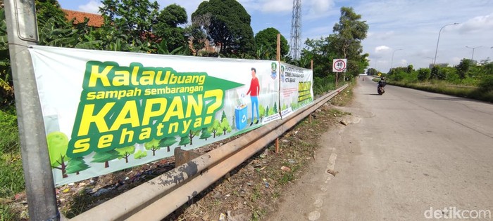Spandung di Jl Akses Tol Kalimalang, jelang Gerbang Tol Kalimalang 1, tak jauh dari sampah seluas lapangan sepakbola. (Taufieq RA/detikcom)