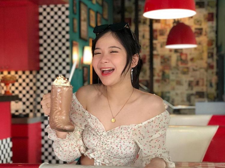 Syiva Angel Pamer Pose Seksi Saat Kulineran, Ini Buktinya