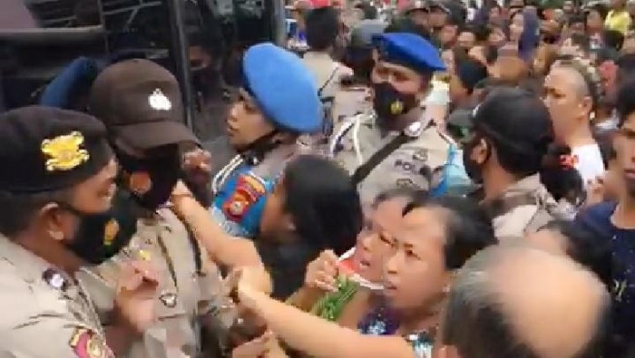 Tangkapan layar video viral polisi dihadang emak-emak saat mendalami aksi tawuran (dok. Istimewa).