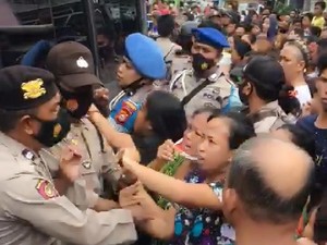 Polisi di Makassar Dihadang Emak-emak Saat Dalami Aksi Tawuran Warga