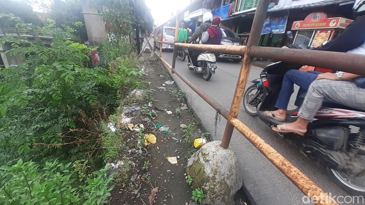 Tebing jurang Jl Raya Cilebut arah Kota Bogor dikhawatirkan rawan longsor. (Afzal Nur Iman/detikcom)