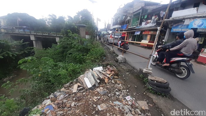 Tebing jurang Jl Raya Cilebut arah Kota Bogor dikhawatirkan rawan longsor. (Afzal Nur Iman/detikcom)