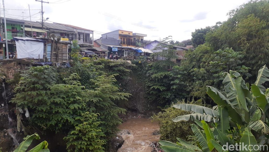 Tebing jurang Jl Raya Cilebut arah Kota Bogor dikhawatirkan rawan longsor. (Afzal Nur Iman/detikcom)