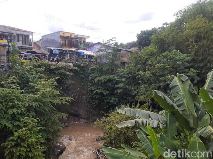 Tebing jurang Jl Raya Cilebut arah Kota Bogor dikhawatirkan rawan longsor. (Afzal Nur Iman/detikcom)