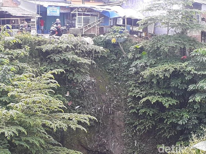 Tebing jurang Jl Raya Cilebut arah Kota Bogor dikhawatirkan rawan longsor. (Afzal Nur Iman/detikcom)