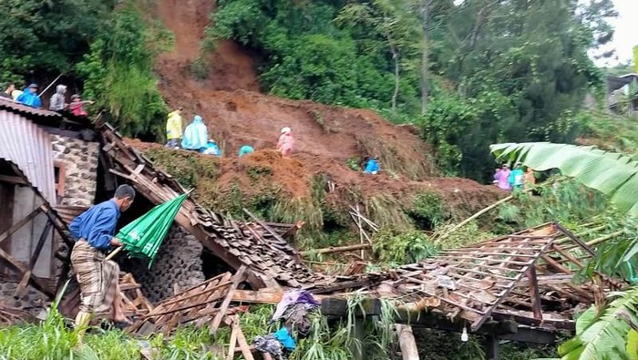 Tebing longsor di Kaliangkrik, Kabupaten Magelang, Jawa Tengah, Selasa (26/1/2021)