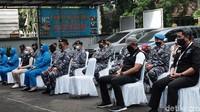 Acara pengiriman bantuan yang berlangsung di Mako Lanal Bandung dihadiri oleh Komandan Pangkalan TNI AL Bandung Kolonel Laut (P) Batos Leksono.
