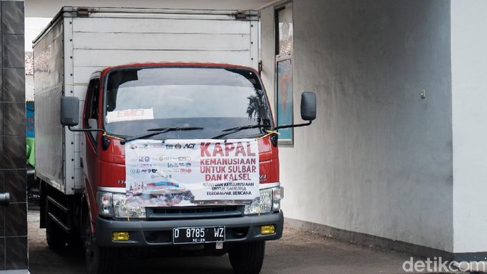 TNI AL-ACT Kirim Bantuan untuk Korban Bencana Kaltim dan Mamuju Aksi Cepat Tanggap (ACT) Jabar bersinergi dengan TNI AL mengirimkan kapal kemanusiaan ke Sulawesi Barat dan Kalimantan Timur. Kapal itu akan mengangkut 1000 ton bantuan logistik dan 300 relawan.