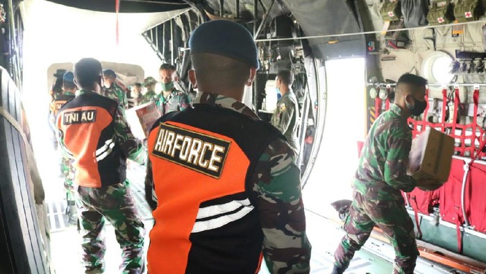 TNI AU angkut 17 ton bantuan berupa sembako dan tenda darurat untuk korban gempa Sulbar dan banjir Kalsel (dok Dispenau)