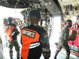 TNI AU Angkut 17 Ton Sembako-Tenda untuk Korban Gempa Sulbar-Banjir Kalsel