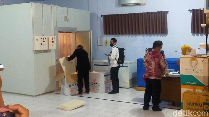 Sebanyak 5.400 vaksin COVID-19 untuk vaksinasi tenaga kesehatan dan Forkopimda serta tokoh masyarakat, tiba di Banyuwangi. Vaksin Sinovac tersebut kemudian disimpan di kamar pendingin Dinas Kesehatan (Dinkes).