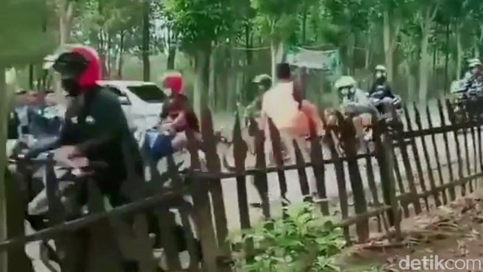Video Warga Melakukan Pemukulan Pada Gerombolan Pengendara Motor
