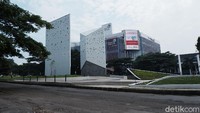 Warna hitam, putih dan abu-abu mendominasi wajah baru taman ini.
