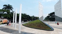 Selain dua tiang yang menjulang tinggi beraksen rongga-rongga, enam tiang kecil dan dua taman di bagian tengah menambah ramai potret taman ini.