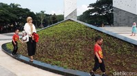 Aktivitas yang dilakukan warga seperti berjalan-jalan dan mengambil foto di sekitar area taman.
