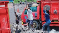 Banjir lahar dingin kemarin sore merupakan kali pertama setelah bertahun-tahun lamanya. Material pasir pun dinilai bagus.