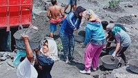 Pantauan detikcom di lokasi, warga secara berkelompok menggali pasir secara manual dengan cangkul, linggis, plancong dan ember.