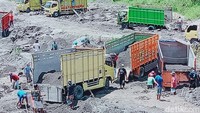 Lokasi yang ditambang yakni berada di atas Dam Karangbutan, Desa Sidorejo yang jaraknya sekitar 6 kilometer dari puncak Gunung Merapi. Tampak aparat yang juga bersiaga di lokasi tersebut.
