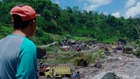 Begini pemandangan di Sungai Woro di Desa Sidorejo saat warga ramai-ramai berburu pasir.
