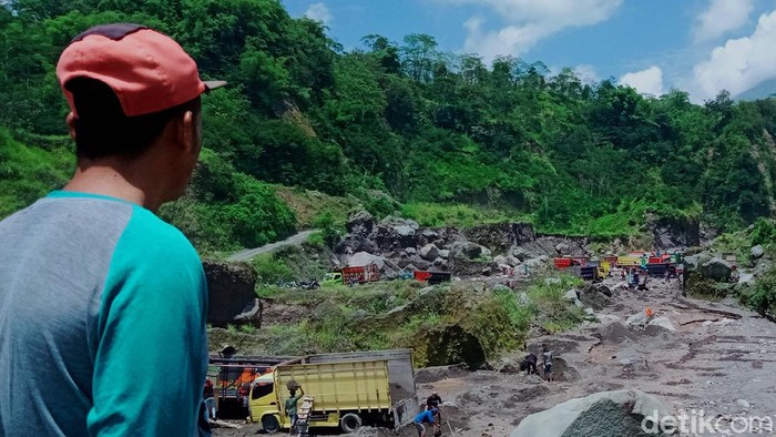 Warga berdatangan ke alur Sungai Woro di Desa Sidorejo, Klaten untuk berburu pasir yang terbawa banjir material lahar hujan Gunung Merapi.