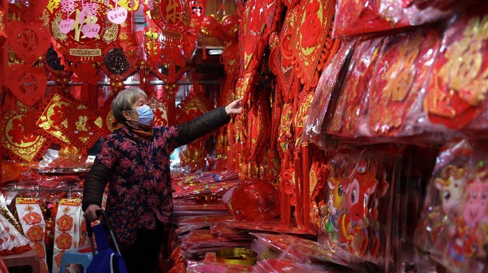 Warga Wuhan yang Kini Hudup Normal Sebagian besar kehidupan di Wuhan telah kembali normal, bahkan ketika seluruh dunia masih bergulat dengan penyebaran varian virus corona baru penyebab Covid-19 yang lebih menular.