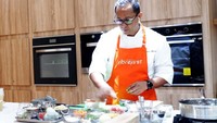 Chef Degan Septoadji meramaikan webinar dengan sesi Live Cooking dalam rangka memperingati Hari Gizi Nasional pada Senin, 25 Januari 2021 di Jakarta. Foto: dok. Fiberfirst