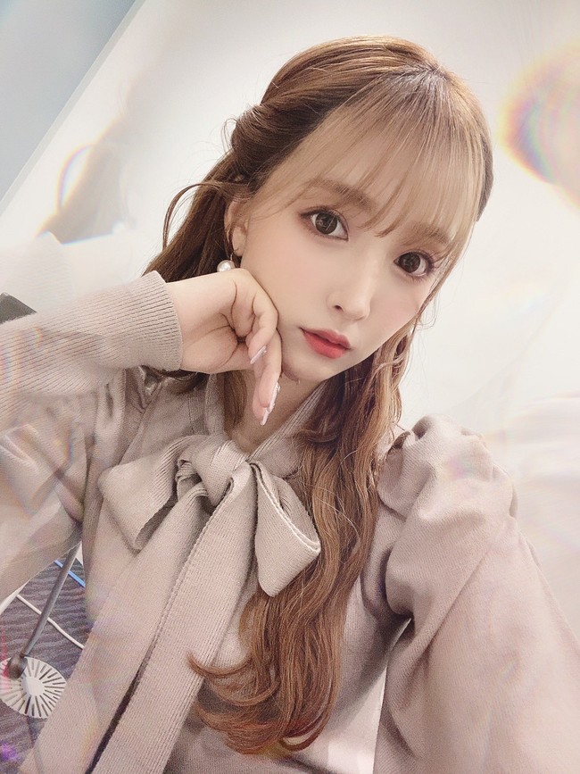 Yua Makami kembali berkarier sebagai bintang film dewasa setelah grupnya bubar. Hingga kini, ia telah membintang lebih dari 100 judul film dewasa. Bahkan, penjualan film dewasa Yua Mikami menjadi yang tertinggi di Jepang pada urutan ke-2. Foto: Twitter