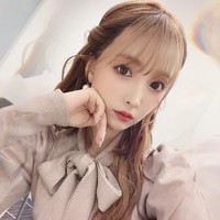 Yua Makami kembali berkarier sebagai bintang film dewasa setelah grupnya bubar. Hingga kini, ia telah membintang lebih dari 100 judul film dewasa. Bahkan, penjualan film dewasa Yua Mikami menjadi yang tertinggi di Jepang pada urutan ke-2. Foto: Twitter