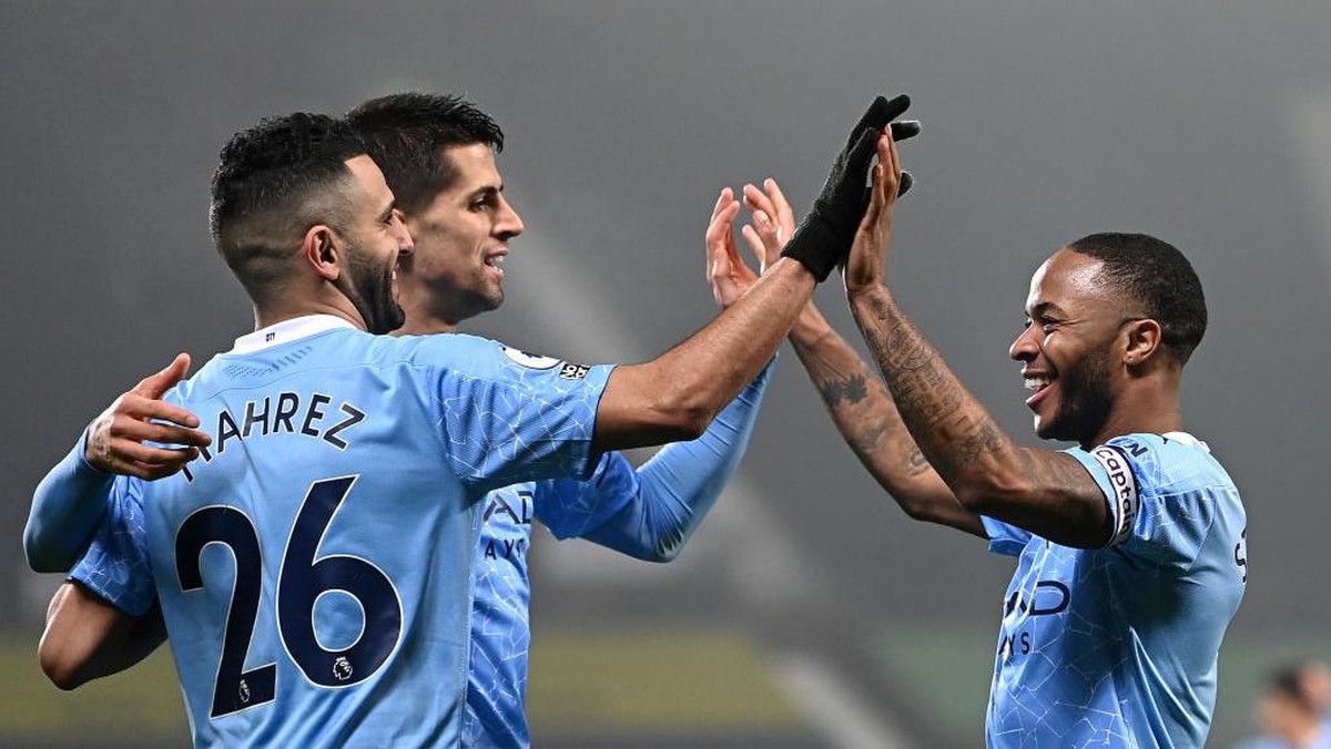 Pep Guardiola ingin timnya tetap tenang meski kini berada di puncak klasemen (Foto: Getty Images/Laurence Griffiths)