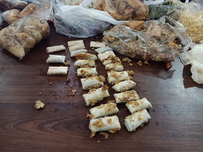 Sebanyak 50 paket diduga ganja diselundupkan ke Lapas Lowokwaru, Kota Malang. Barang tersebut dikemas dalam bentuk makanan tradisional.