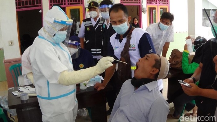 Aksi ambil paksa jenazah COVID-19 di RSI Sumenep pada Minggu (24/1) berbuntut panjang. Ada 28 warga yang di-rapid antigen.