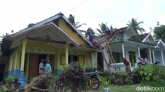 Puluhan rumah di Lumajang rusak diterjang angin kencang. Yakni di Desa Kertosari, Desa Jambe Arum dan Desa/Kecamatan Pasru Jambe.