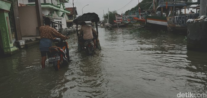 Banjir rob dan becak motor di Desa Purworejo, Kecamatan Bonang, Selasa (26/01/2021)