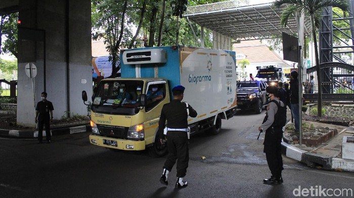 Biofarma mendistribusikan vaksin COVID-19 Sinovac ke berbagai wilayah Indonesia. Proses pendistribusian vaksin itu mendapat pengawalan ketat dari TNI-polisi.