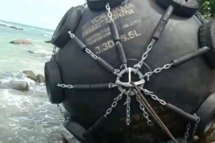 Bola hitam besar ditemukan terdampar di Pantai Bintan, Kepri.