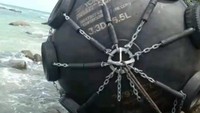 Foto: Bola hitam besar ditemukan terdampar di Pantai Bintan, Kepri. Bola raksasa ini sempat membuat masyarakat heboh (Antara)