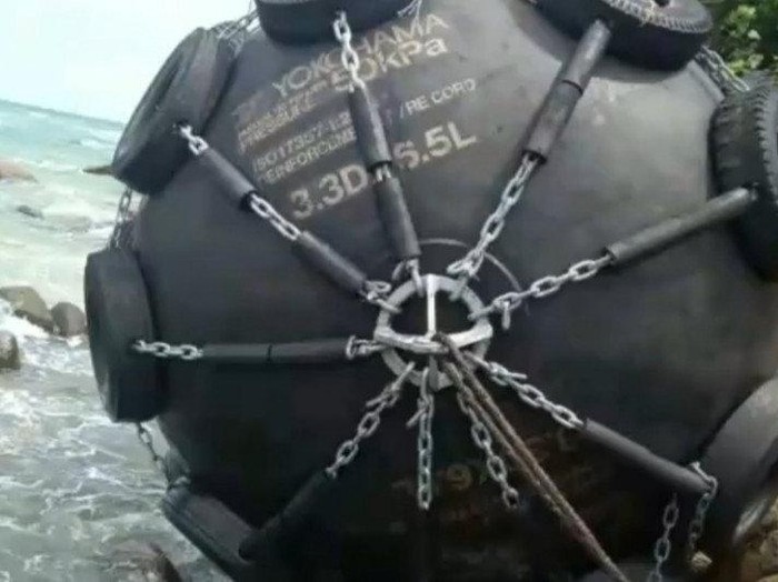Bola hitam besar ditemukan terdampar di Pantai Bintan, Kepri.