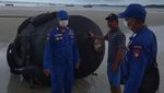 Ini Dapra, Bola Hitam Besar Terdampar di Pantai Kepri