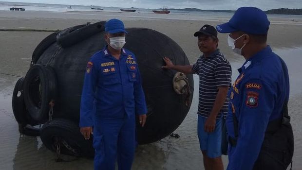 Bola hitam besar yang ditemukan di pantai Bintan, Kepri, dipastikan dapra (dok Polda Kepri)