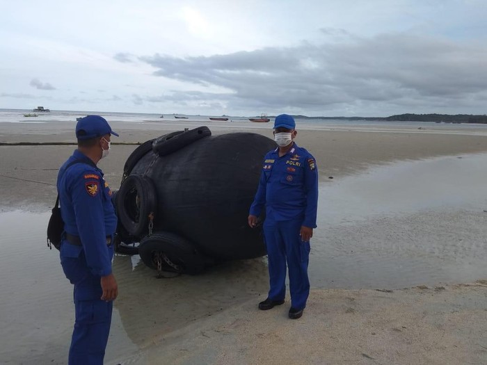 Bola hitam besar yang ditemukan di pantai Bintan, Kepri, dipastikan dapra (dok Polda Kepri)