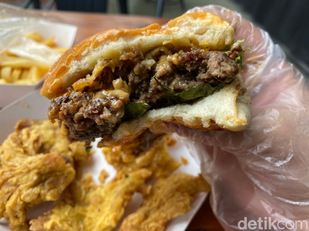 Bonkers Burger : Main Skateboard Plus Ngemil Burger Philly Cheese Juicy