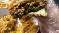Ciri khas Bonkers Burger adalah penggunaan roti buns homemade nya yang berbeda dari yang lain. Ketika burger digigit, pertama kali yang paling kuat tercecap adalah rasa bawang putih.Foto: detikFood