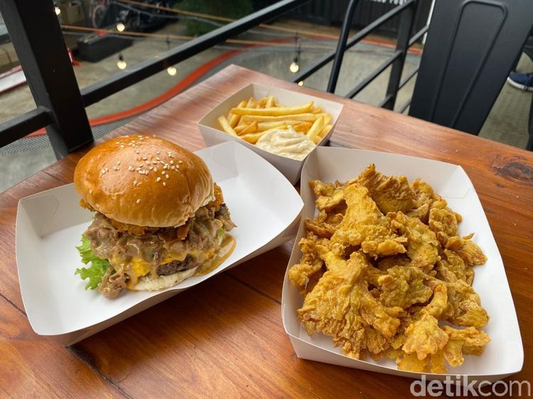 Mantul! Makan Burger Philly Cheese Stackr di Arena Skateboard