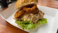 Semua menu yang disajikan di Bonkers Burger berupa ragam  fast food ala Amerika. Tapi menu andalannya ada Bonkers Philly Cheese Stackr. Foto: detikFood